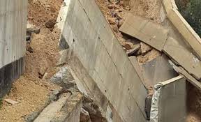 وفاة عامل في حادث سقوط جدار معصرة
