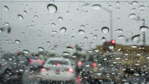 طقس اليوم: أمطار متفرقة ورعدية مع رياح قوية