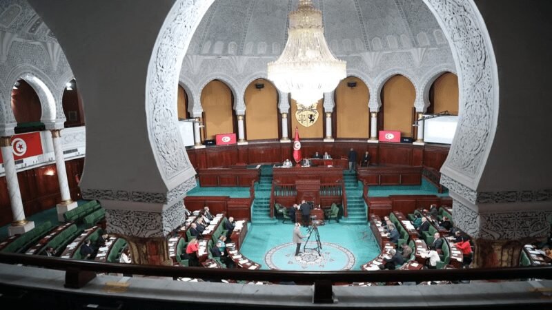 مقترح قانون استثنائي لانتداب أصحاب الشهائد العليا الذين طالت بطالتهم في تونس