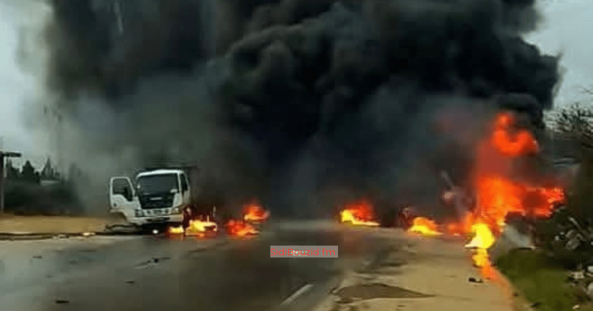 وفاة صاحب سيارة محملة بالمحروقات بعد اشتعالها في حادث مرور