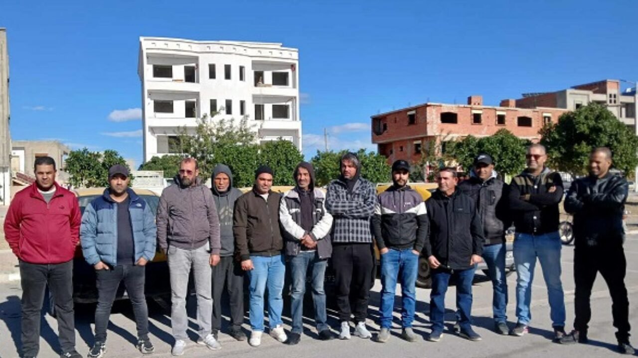 سواق اللواج بسيدي بوزيد ينظمون وقفة احتجاجية للمطالبة بنشر القائمة النهائية لرخص النقل