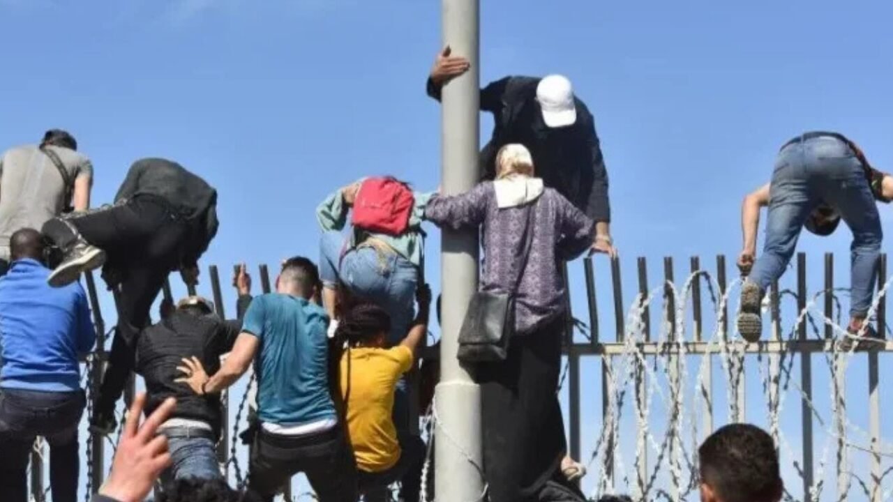 آلاف المهاجرين المغاربة يعبرون سيرا إلى سبتة الإسبانية عبر السياج الحدودي
