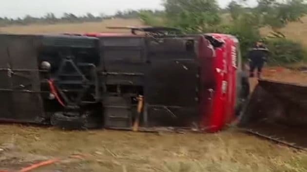 انقلاب حافلة يخلف 10 إصابات