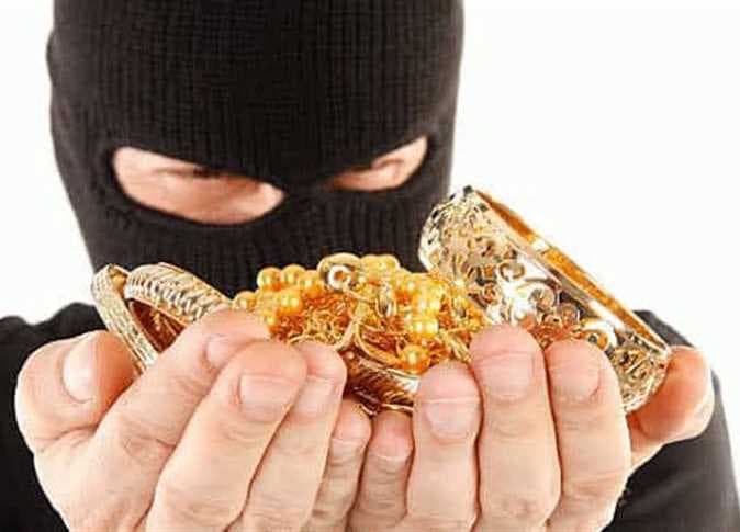 القبض على قريب للعائلة بتهمة سرقة كمية من الذهب